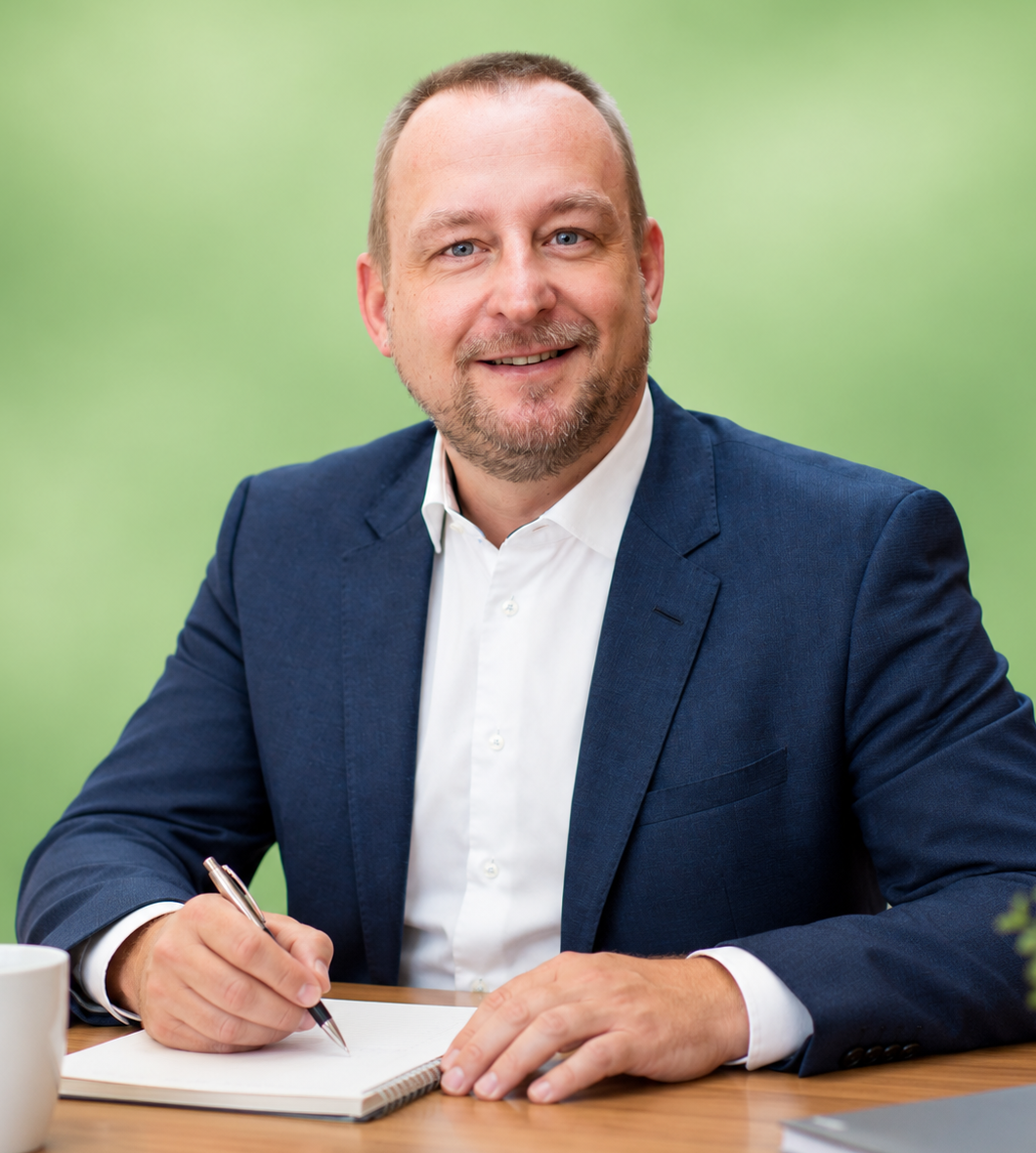 Freundliches Business-Porträt am Schreibtisch